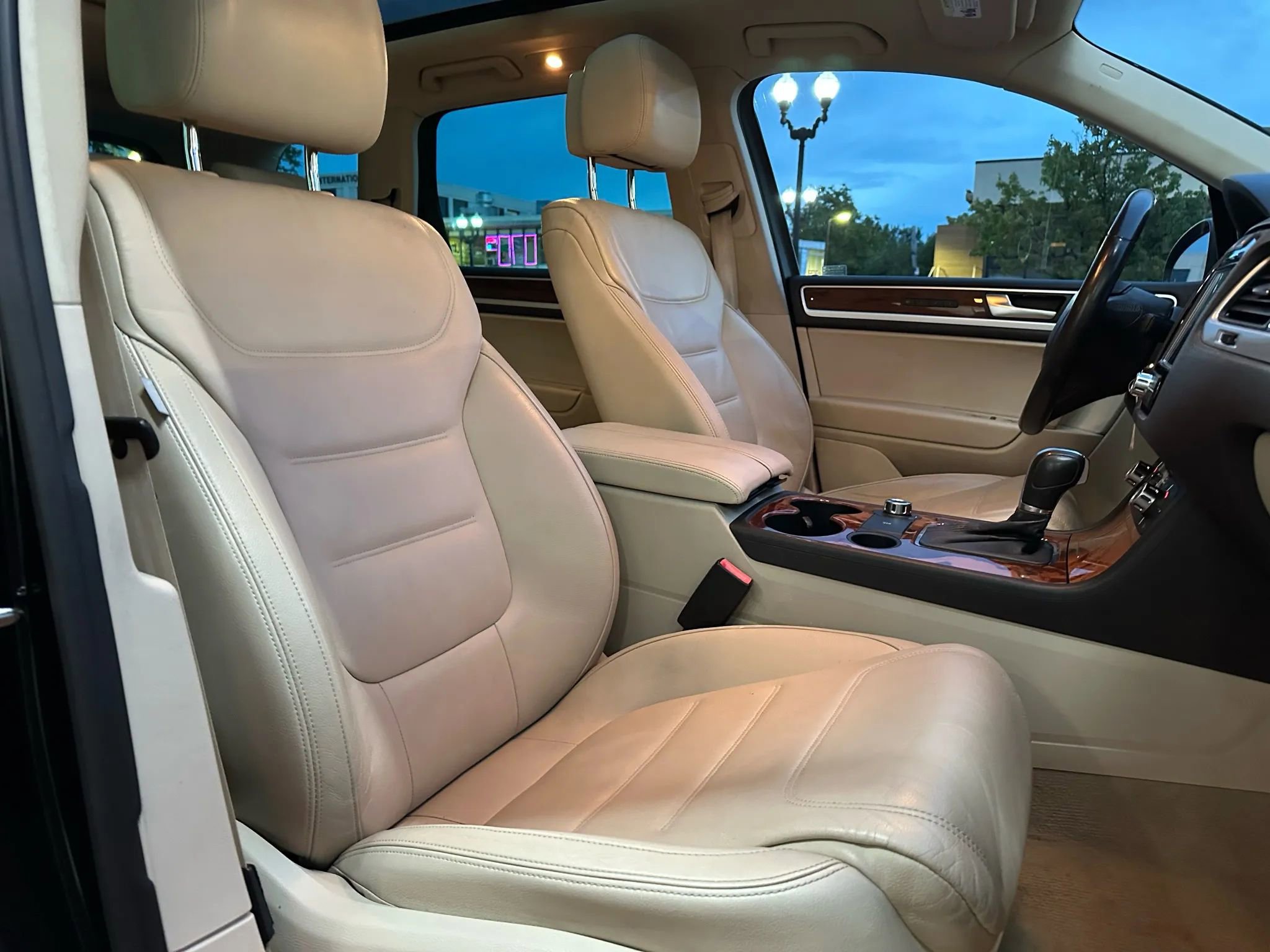 Used 2012 Volkswagen Touareg TDI image 16