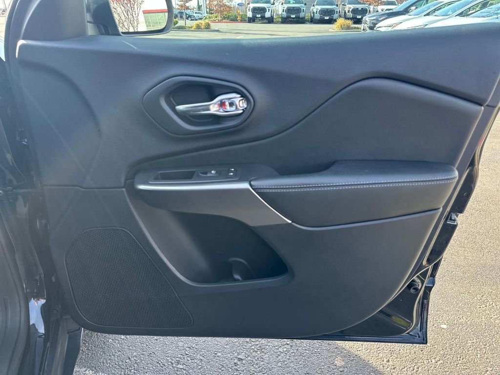 Used 2019 Jeep Cherokee Latitude w/ Popular Appearance Group image 16