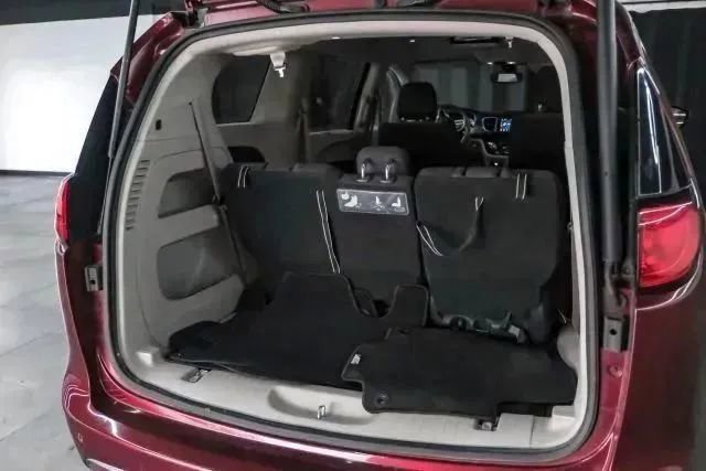 Used 2018 Chrysler Pacifica Touring Plus w/ Tire & Wheel Group FWD image 50