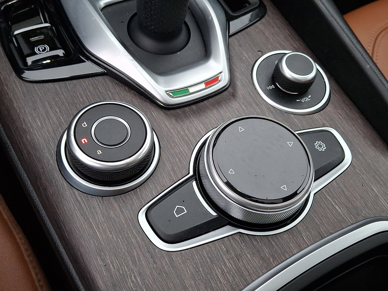 Used 2020 Alfa Romeo Giulia Ti w/ Active Blind Spot Package image 17