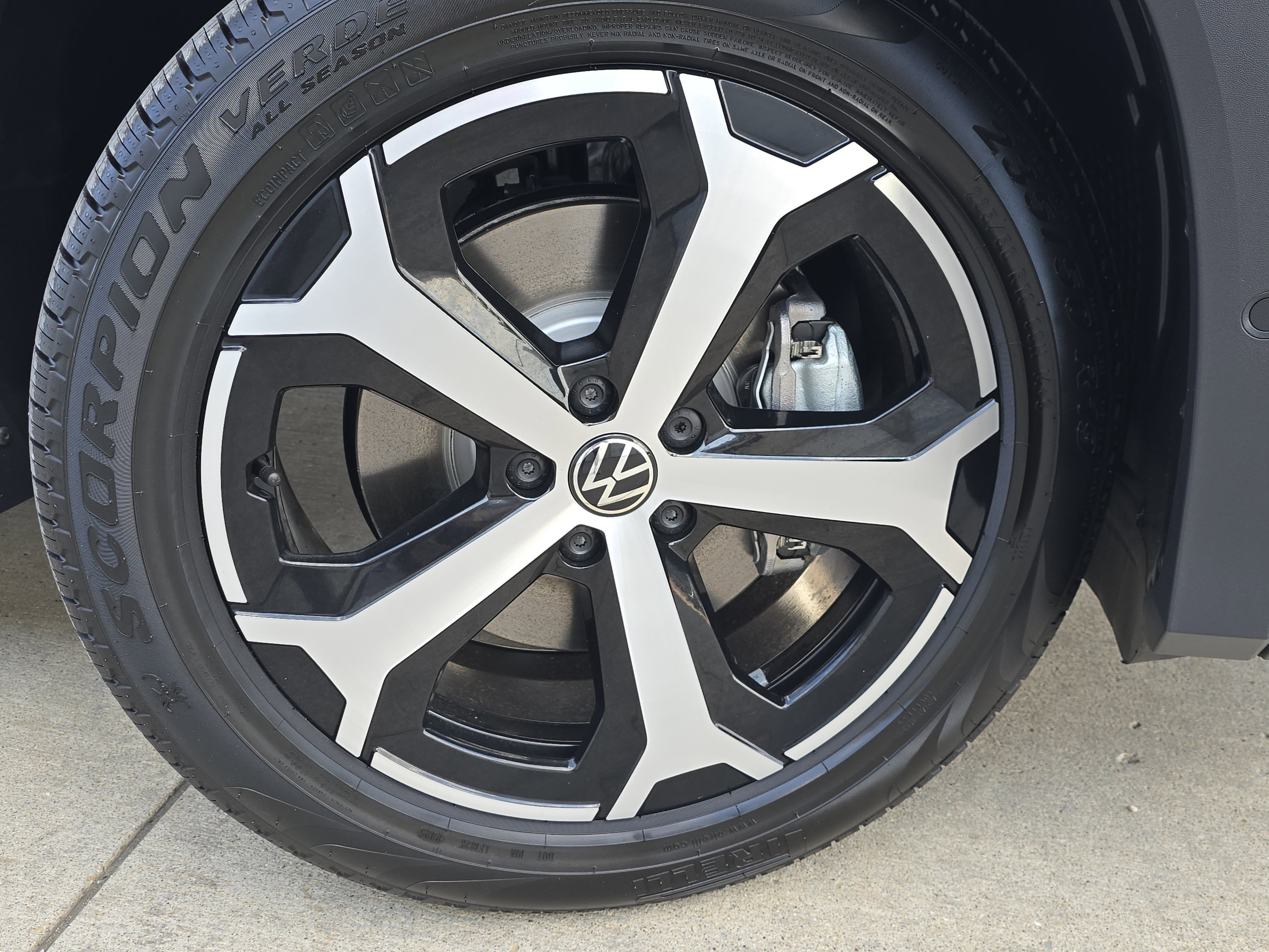 New 2025 Volkswagen Tiguan SE image 13