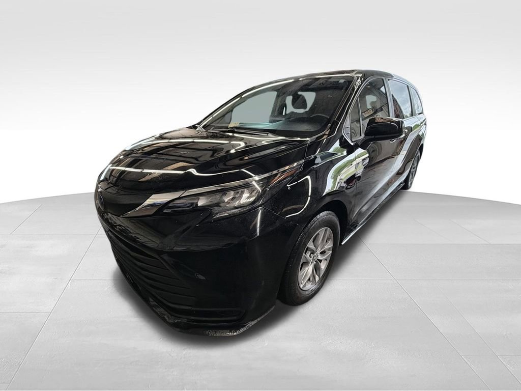 Used 2024 Toyota Sienna LE FWD image 4