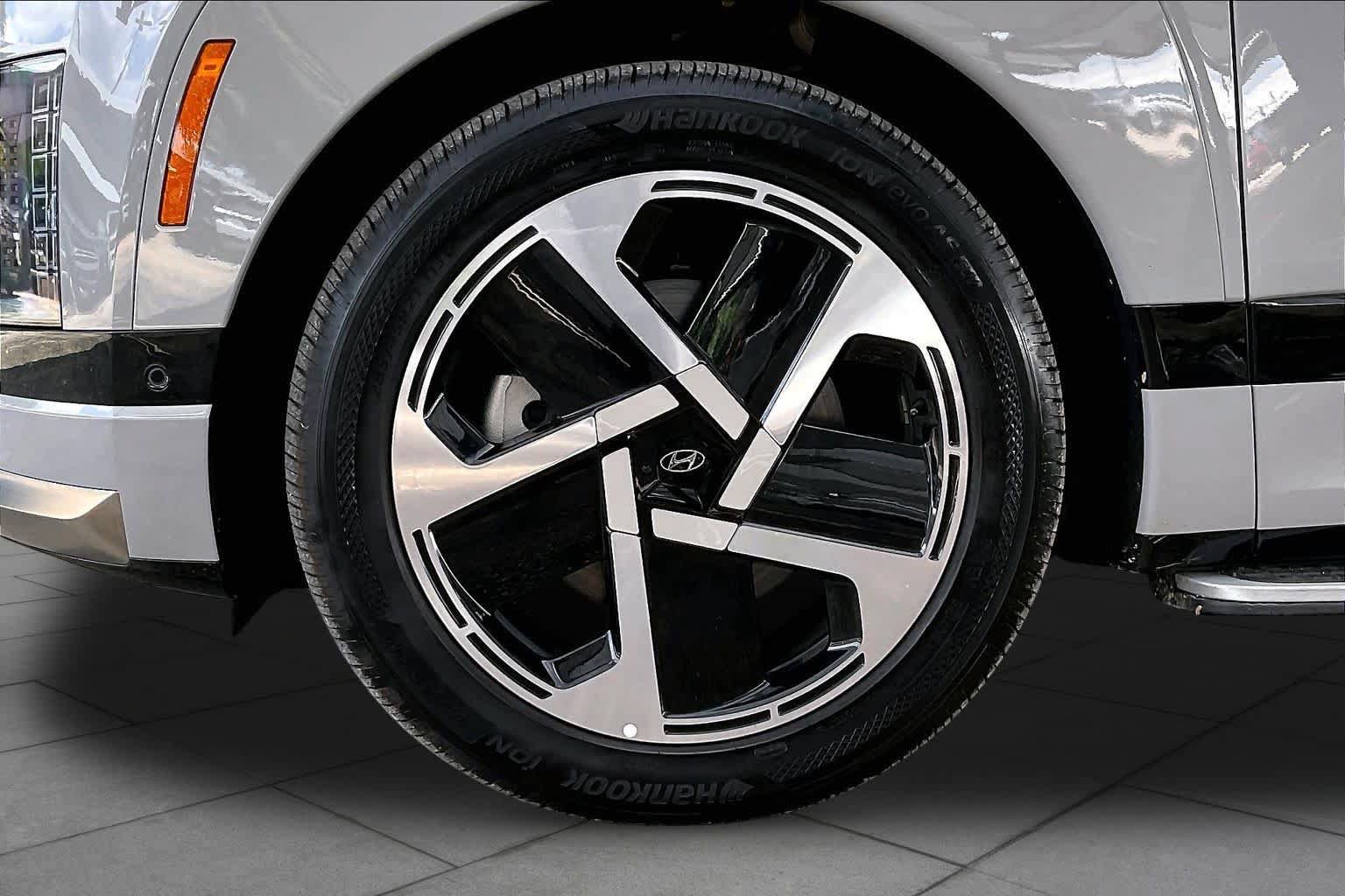 Certified 2026 Hyundai Ioniq 9 Calligraphy AWD/4WD image 10