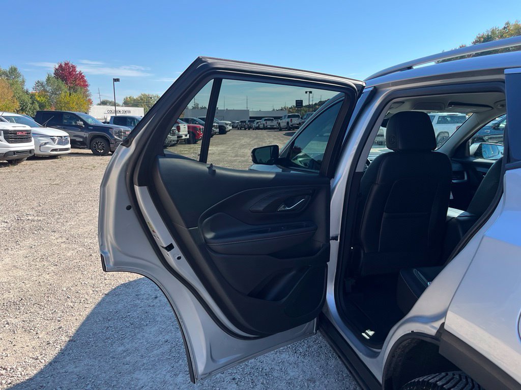 Used 2022 GMC Terrain SLT w/ LPO, Floor Liner Package AWD/4WD image 30