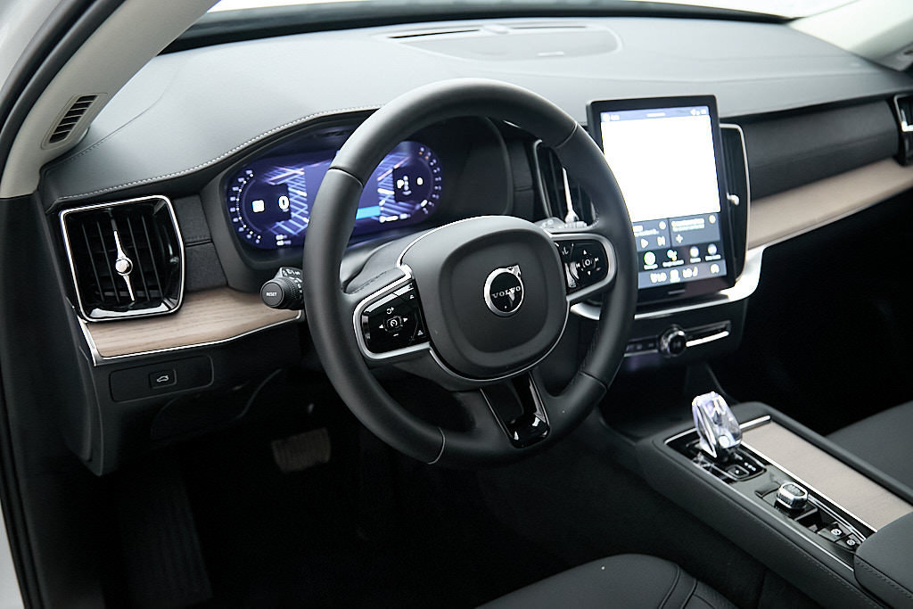 New 2026 Volvo XC90 B6 Plus w/ Protection Package AWD/4WD image 13