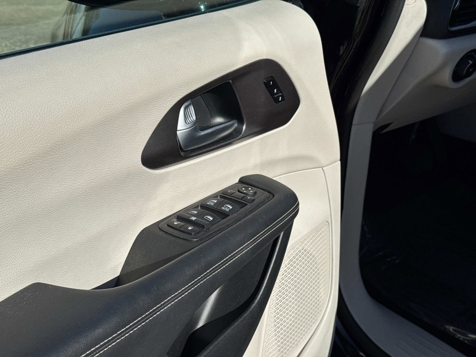 Used 2024 Chrysler Pacifica Touring-L image 17