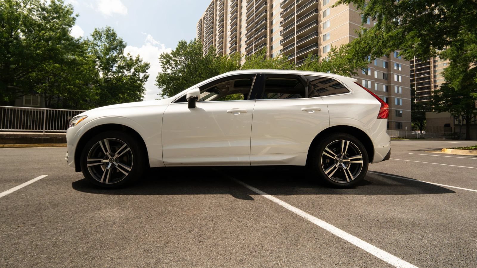 Used 2019 Volvo XC60 T5 Momentum w/ Multimedia Package AWD/4WD image 6