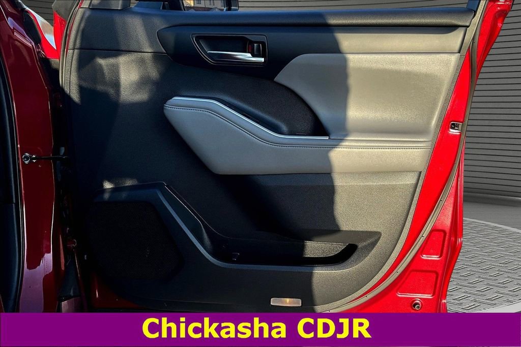 Used 2022 Toyota Highlander XLE image 27