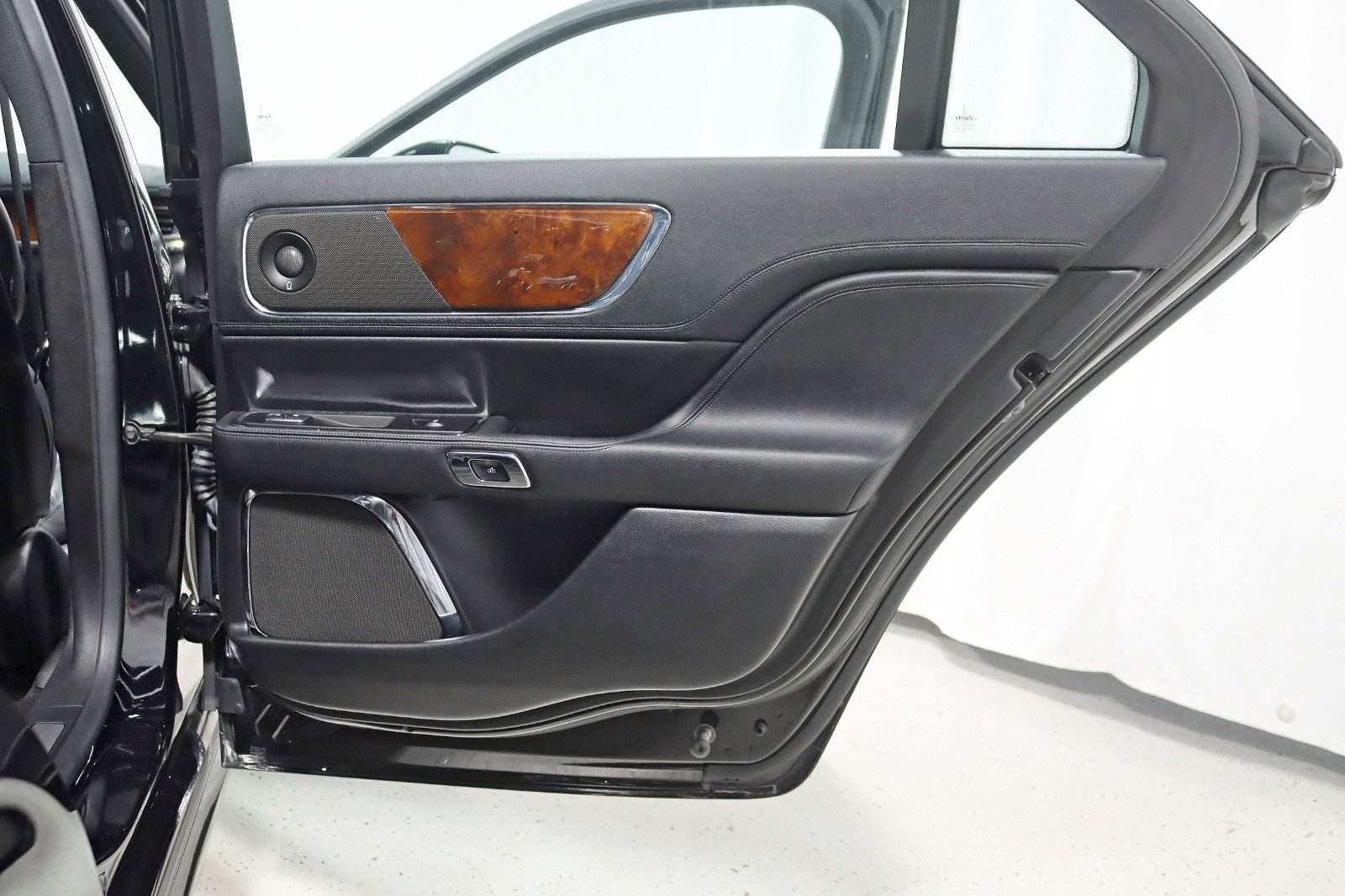 Used 2017 Lincoln Continental Select w/ Climate Package AWD/4WD image 33