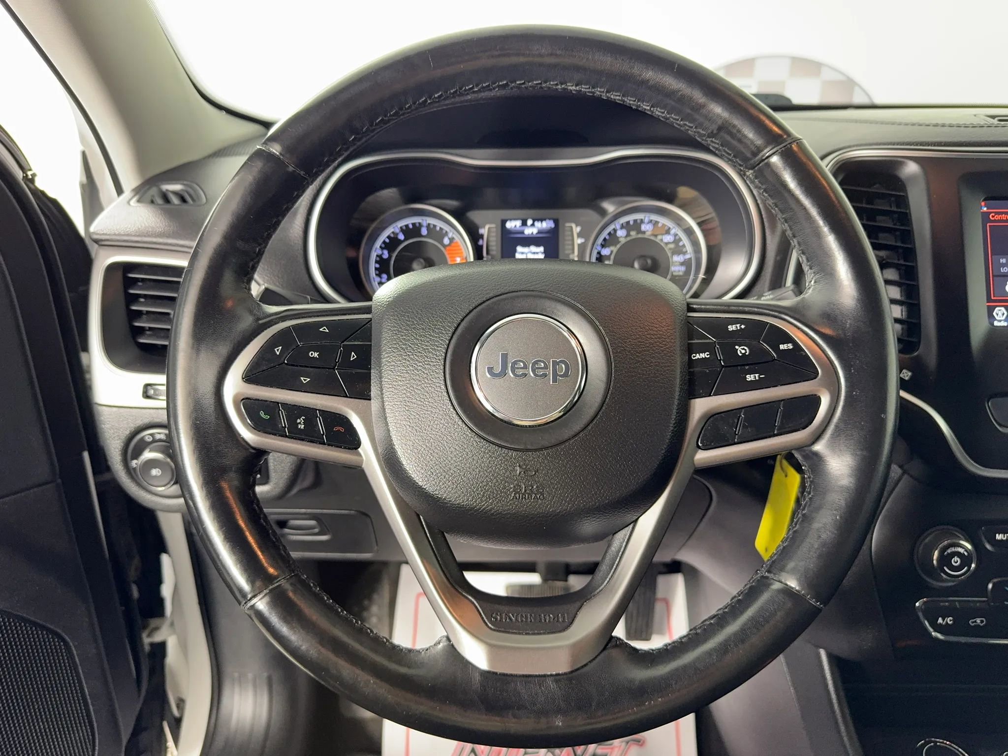 Used 2019 Jeep Cherokee Latitude w/ Cold Weather Group AWD/4WD image 13