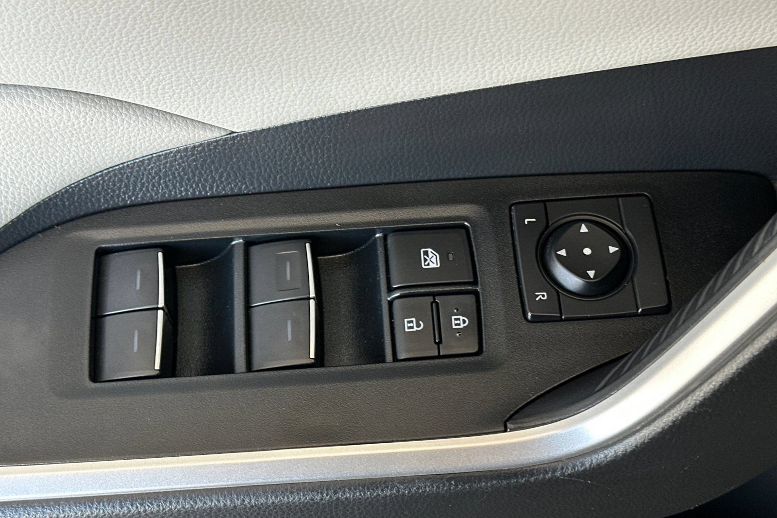 Used 2024 Toyota RAV4 XLE w/ Convenience Package FWD image 12