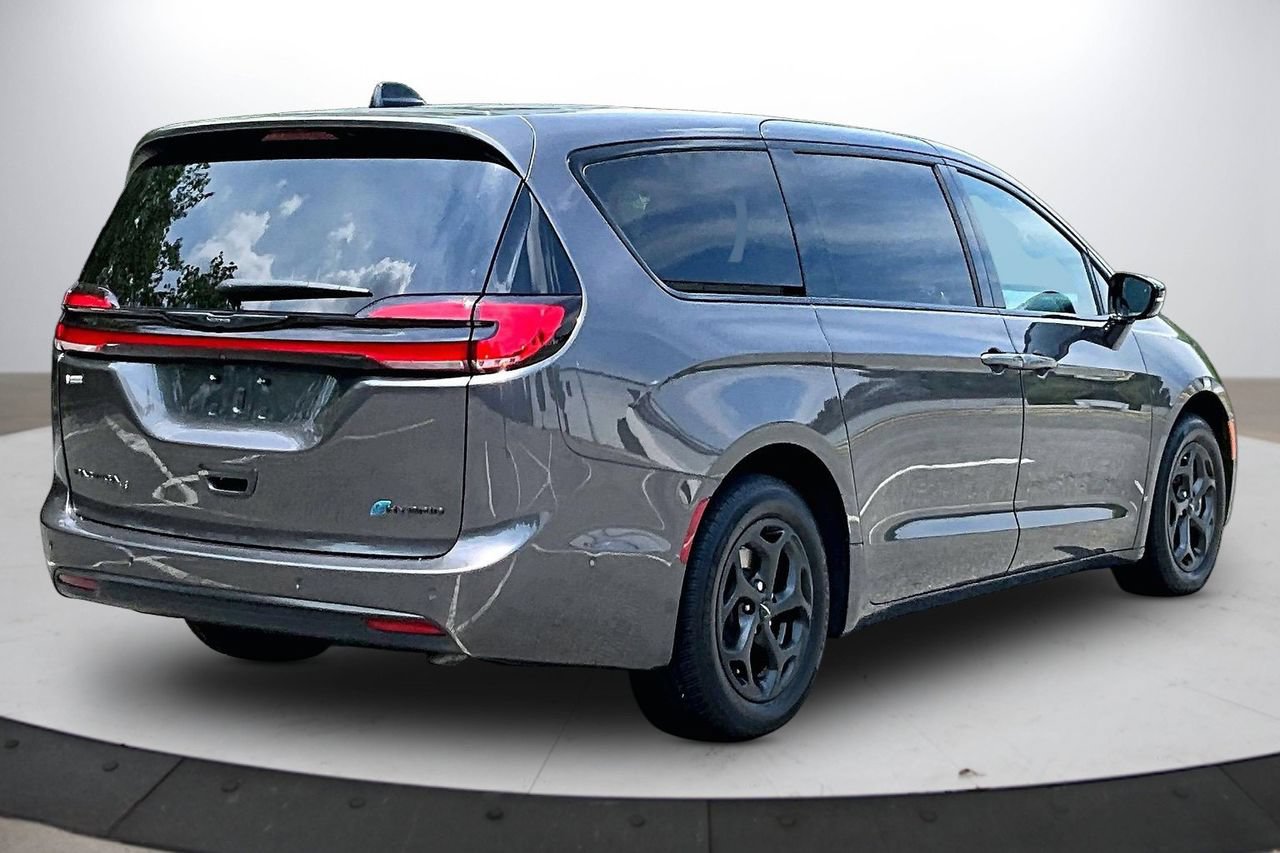 Used 2023 Chrysler Pacifica Limited w/ S Appearance Package FWD image 9