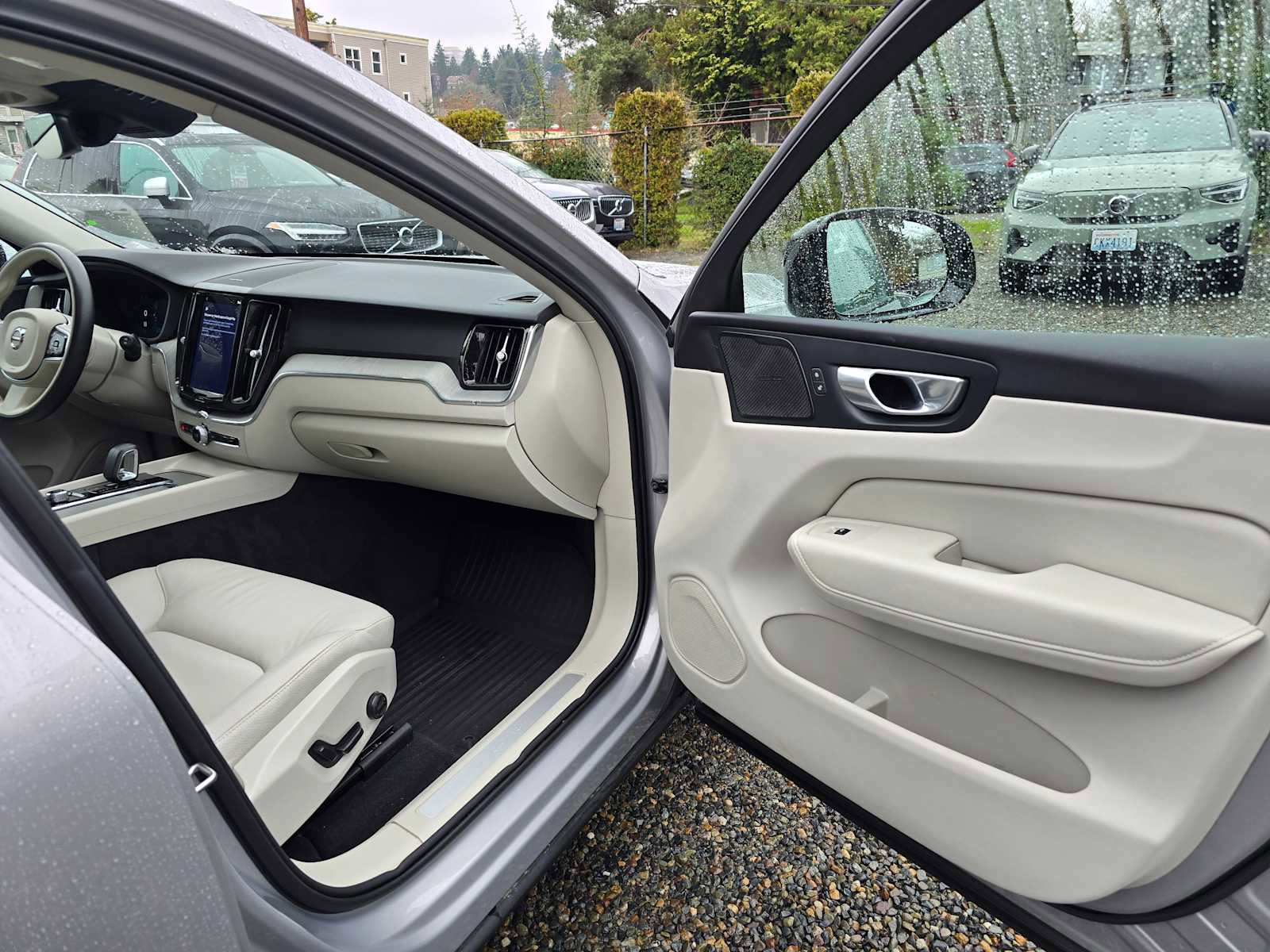 Certified 2024 Volvo XC60 T8 Plus w/ Protection Package Premier image 10