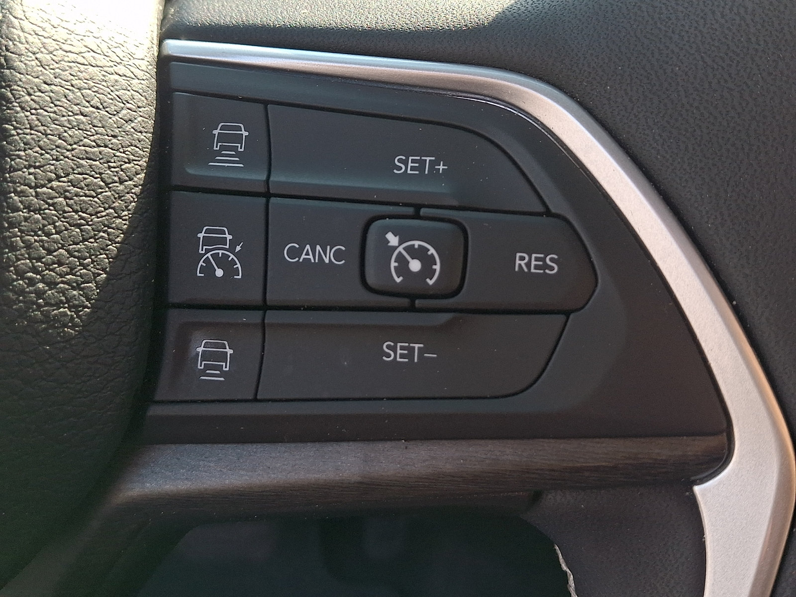 Used 2023 Jeep Grand Cherokee L Limited AWD/4WD image 24