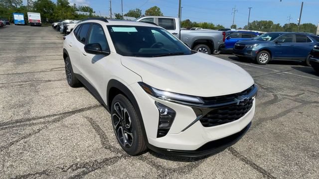 New 2026 Chevrolet Trax RS w/ Sunroof Package FWD image 4