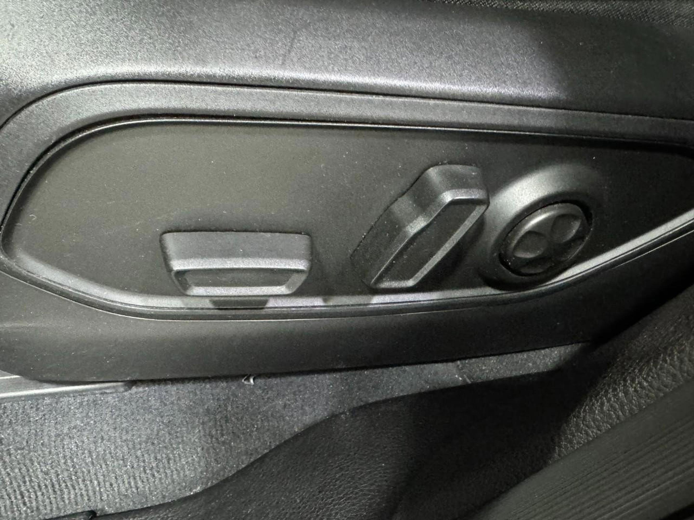 Used 2023 Jeep Grand Cherokee L Laredo image 27