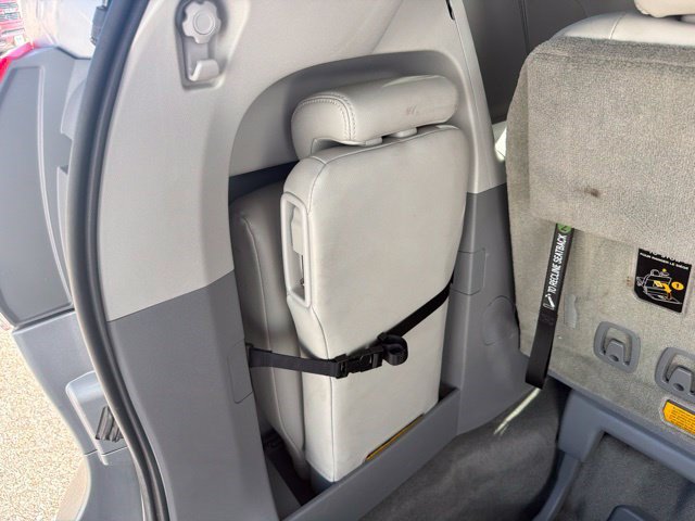 Used 2012 Toyota Sienna XLE w/ Entertainment Pkg FWD image 16