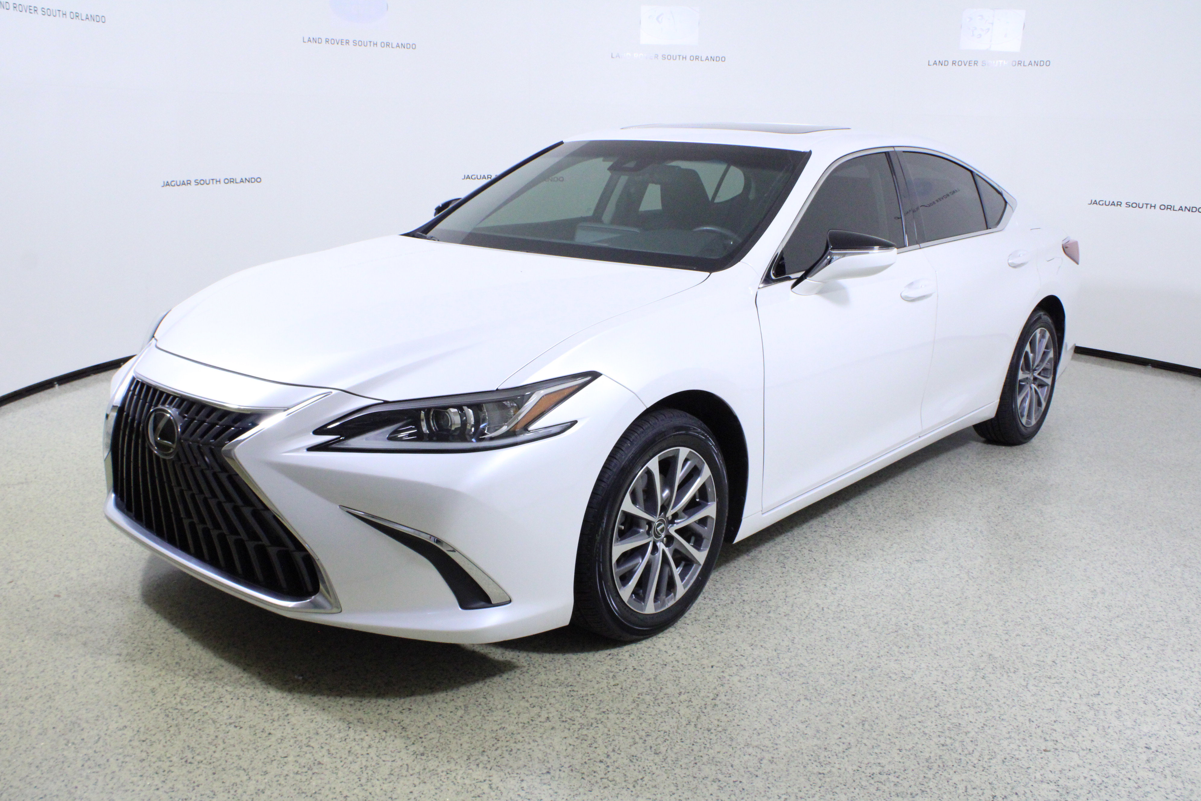 Used 2022 Lexus ES 350 image 4