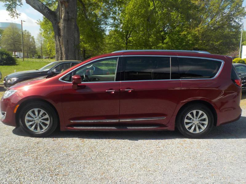 Used 2018 Chrysler Pacifica Touring-L image 2