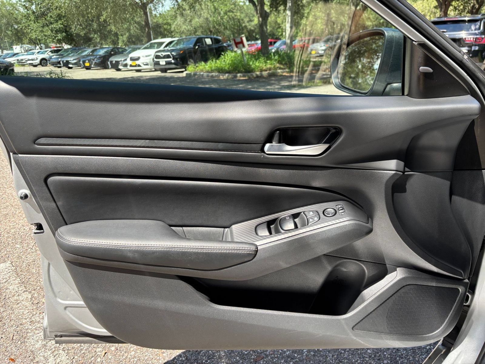 Used 2025 Nissan Altima 2.5 SV FWD image 18