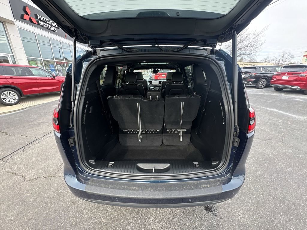Used 2025 Chrysler Pacifica Limited FWD image 20