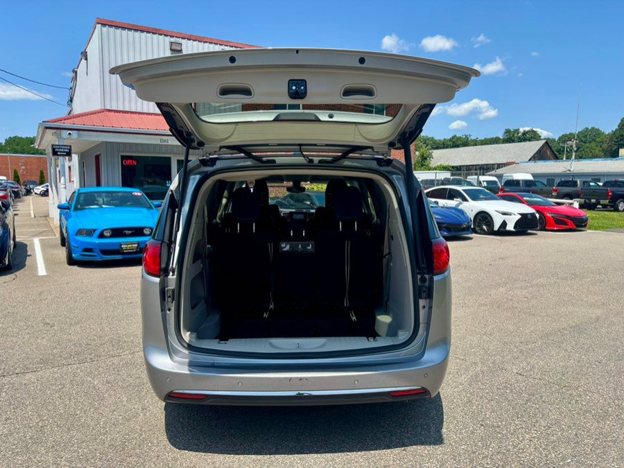 Used 2020 Chrysler Pacifica Touring-L Plus FWD image 31