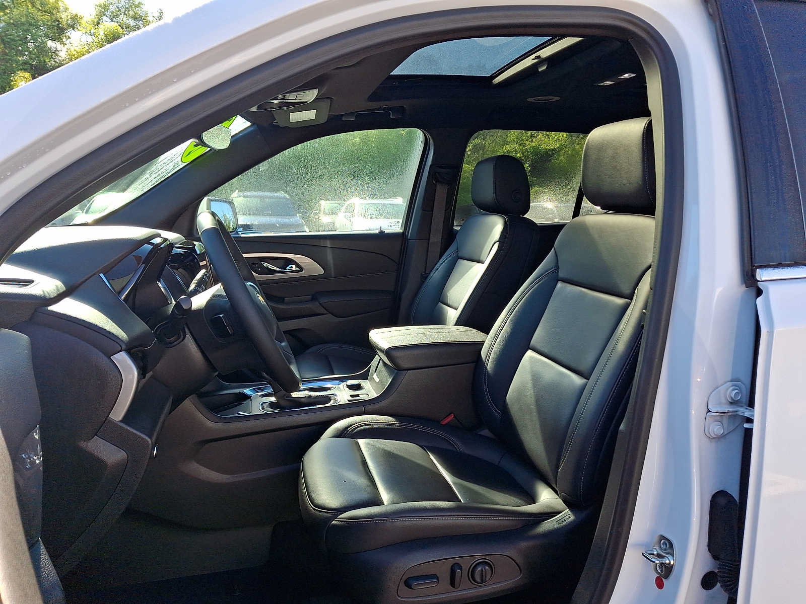 Used 2023 Chevrolet Traverse LT w/ LT Premium Package AWD/4WD image 14