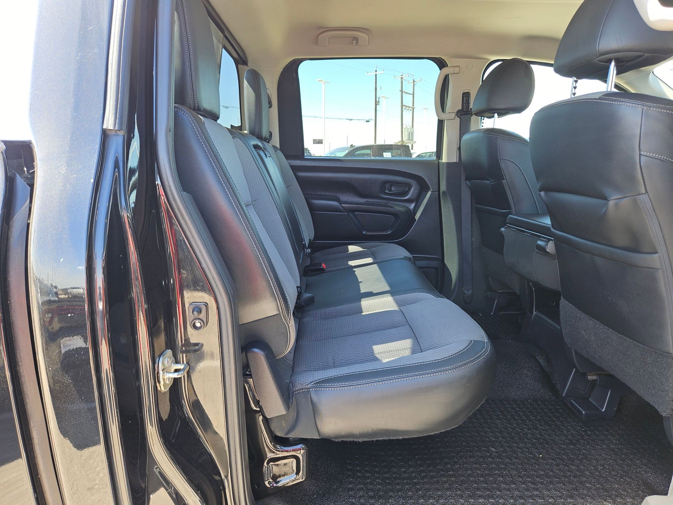 Used 2017 Nissan Titan S image 24