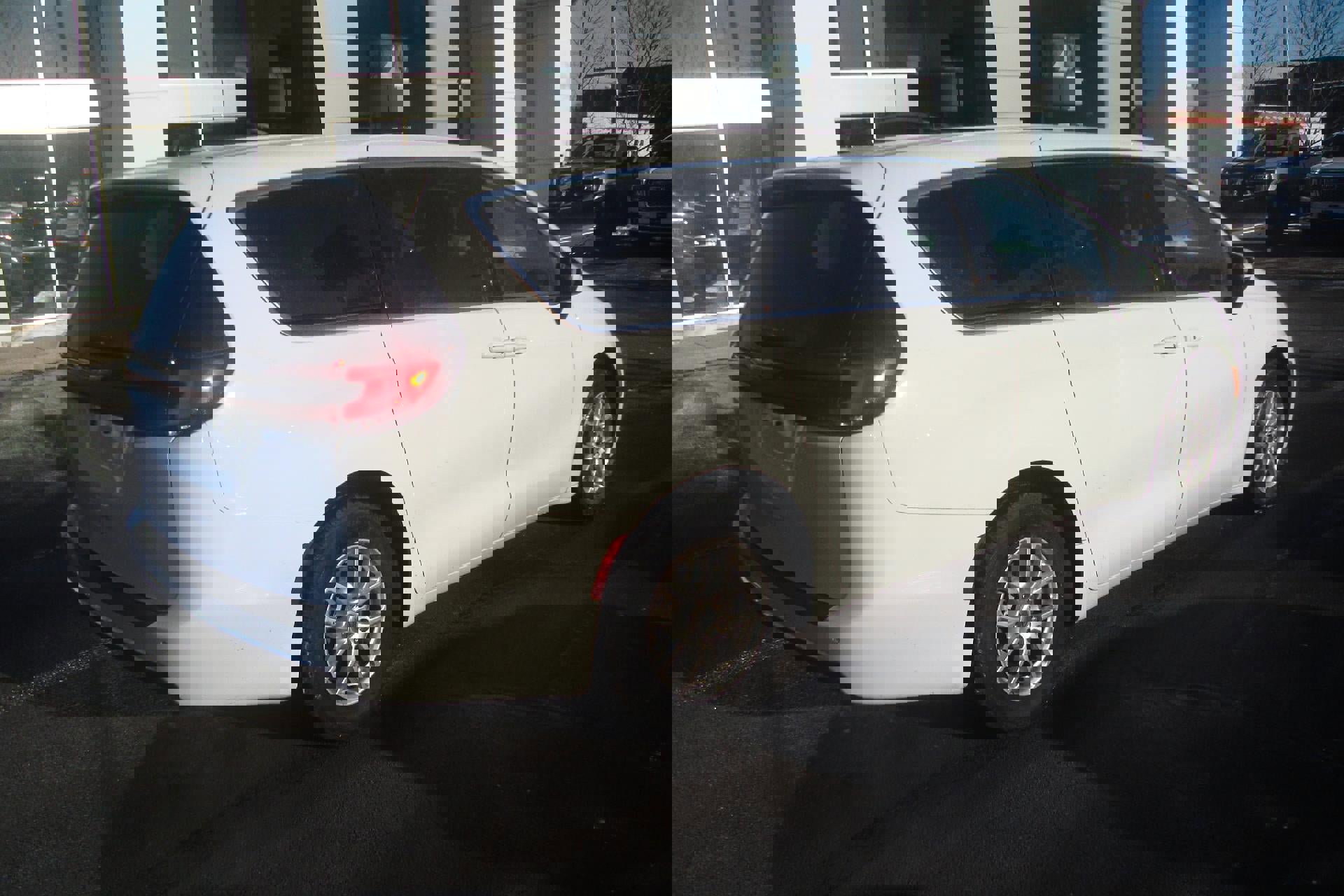 Used 2023 Chrysler Pacifica Touring-L image 4