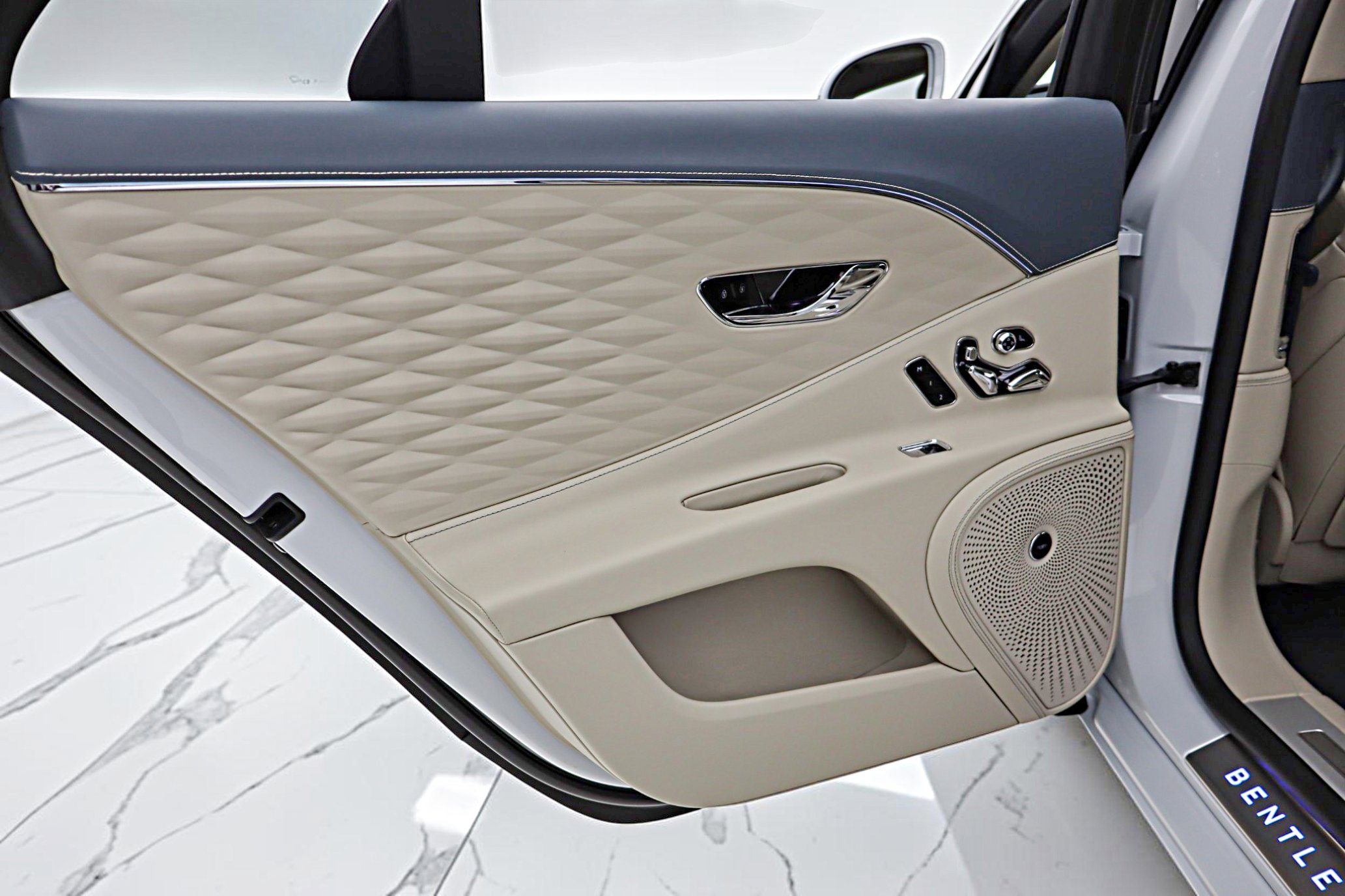 Used 2023 Bentley Flying Spur Azure image 46