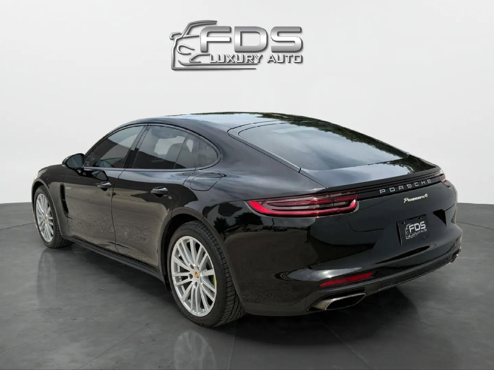 Used 2018 Porsche Panamera 4 image 3