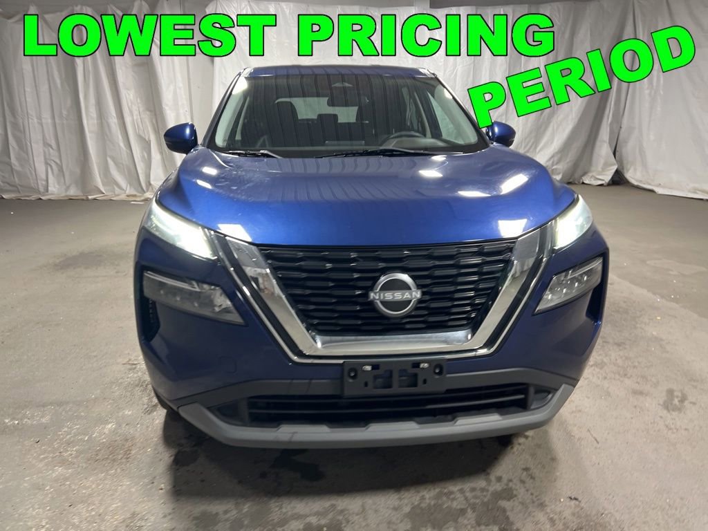 Used 2022 Nissan Rogue SV image 2