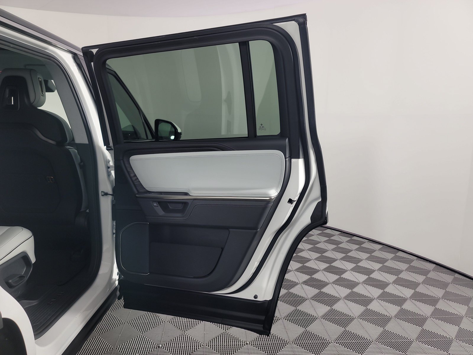 Used 2025 Rivian R1S Adventure AWD/4WD image 19