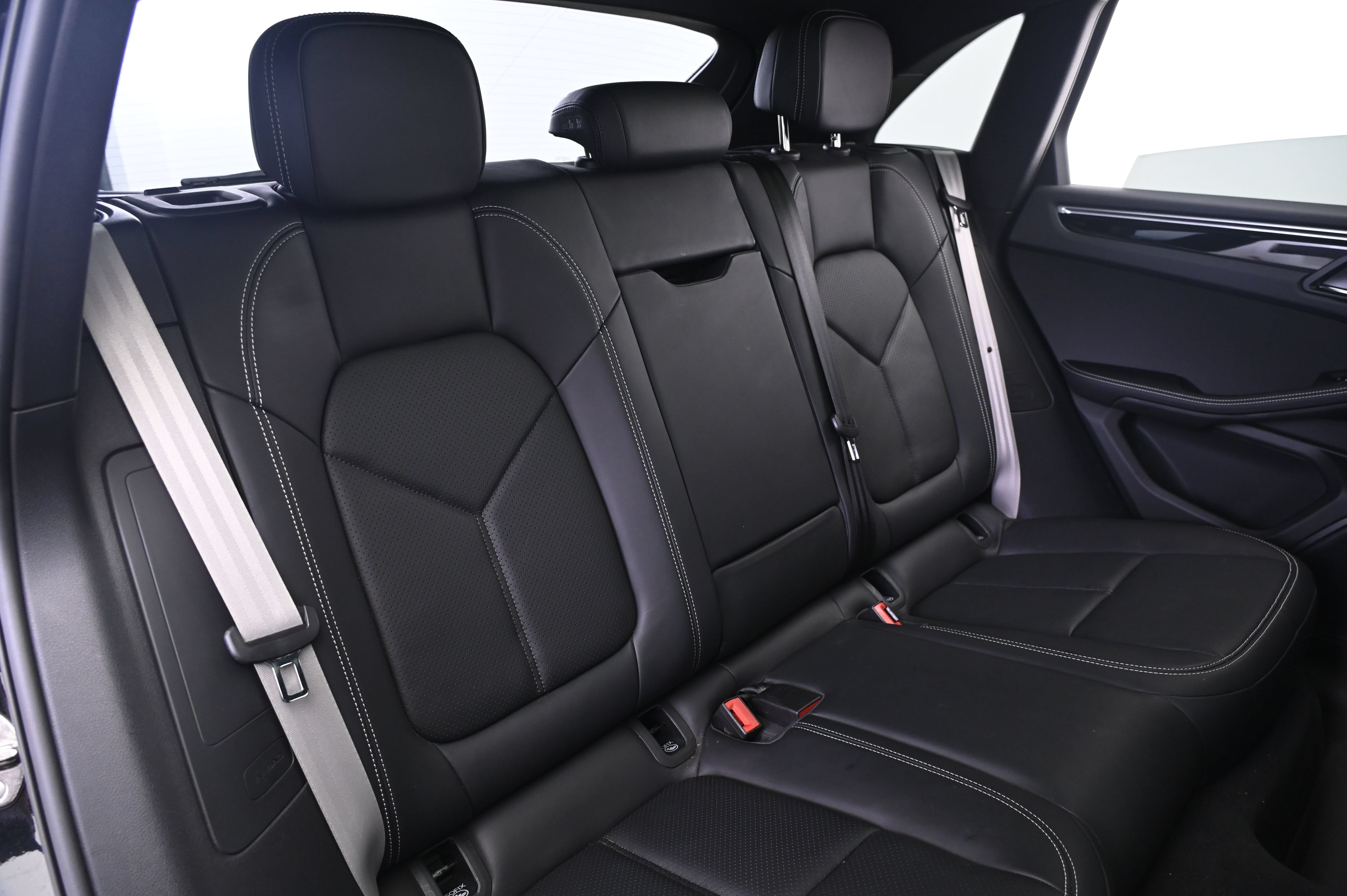 Certified 2023 Porsche Macan Turbo AWD/4WD image 19