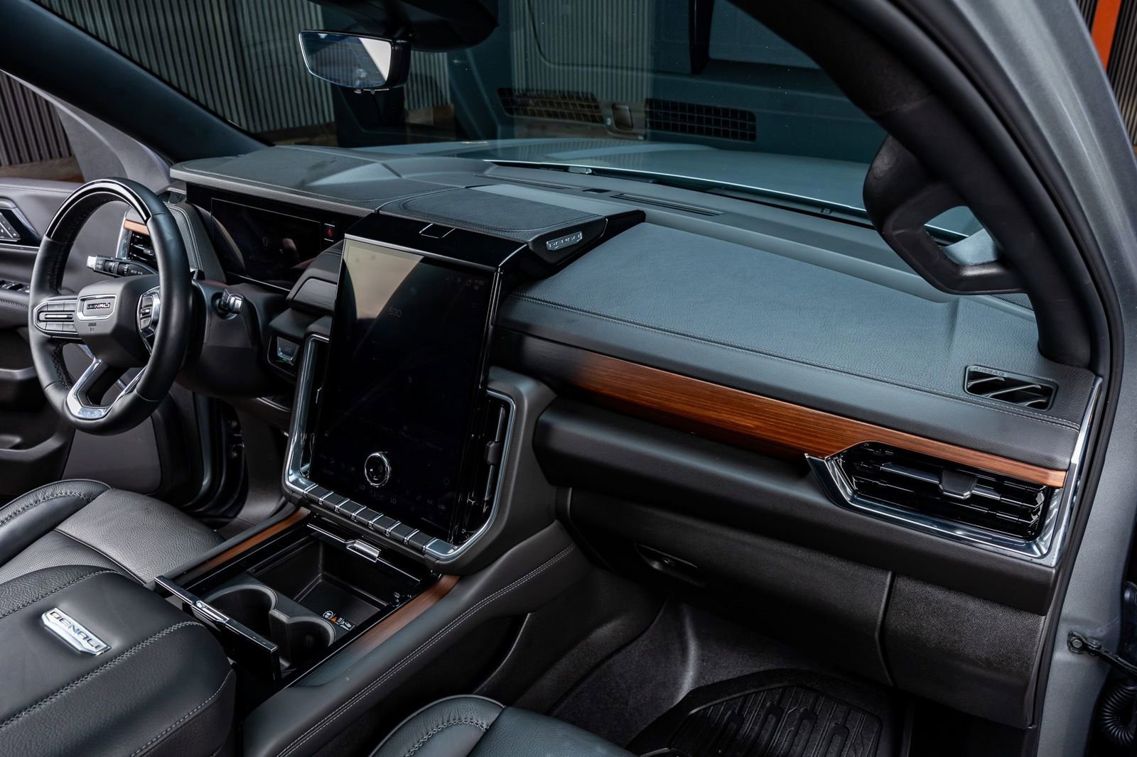 Used 2025 GMC Yukon Denali w/ Denali Reserve Package image 18