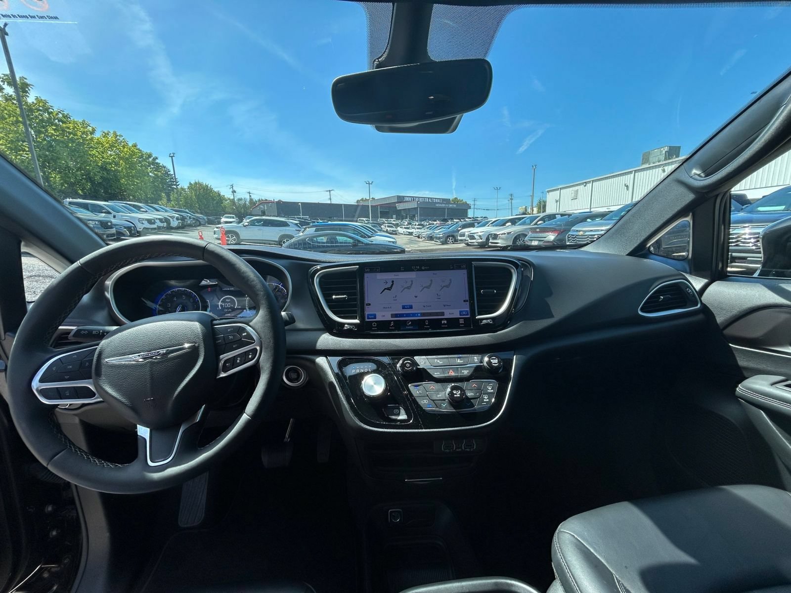 Used 2025 Chrysler Pacifica Select FWD image 30