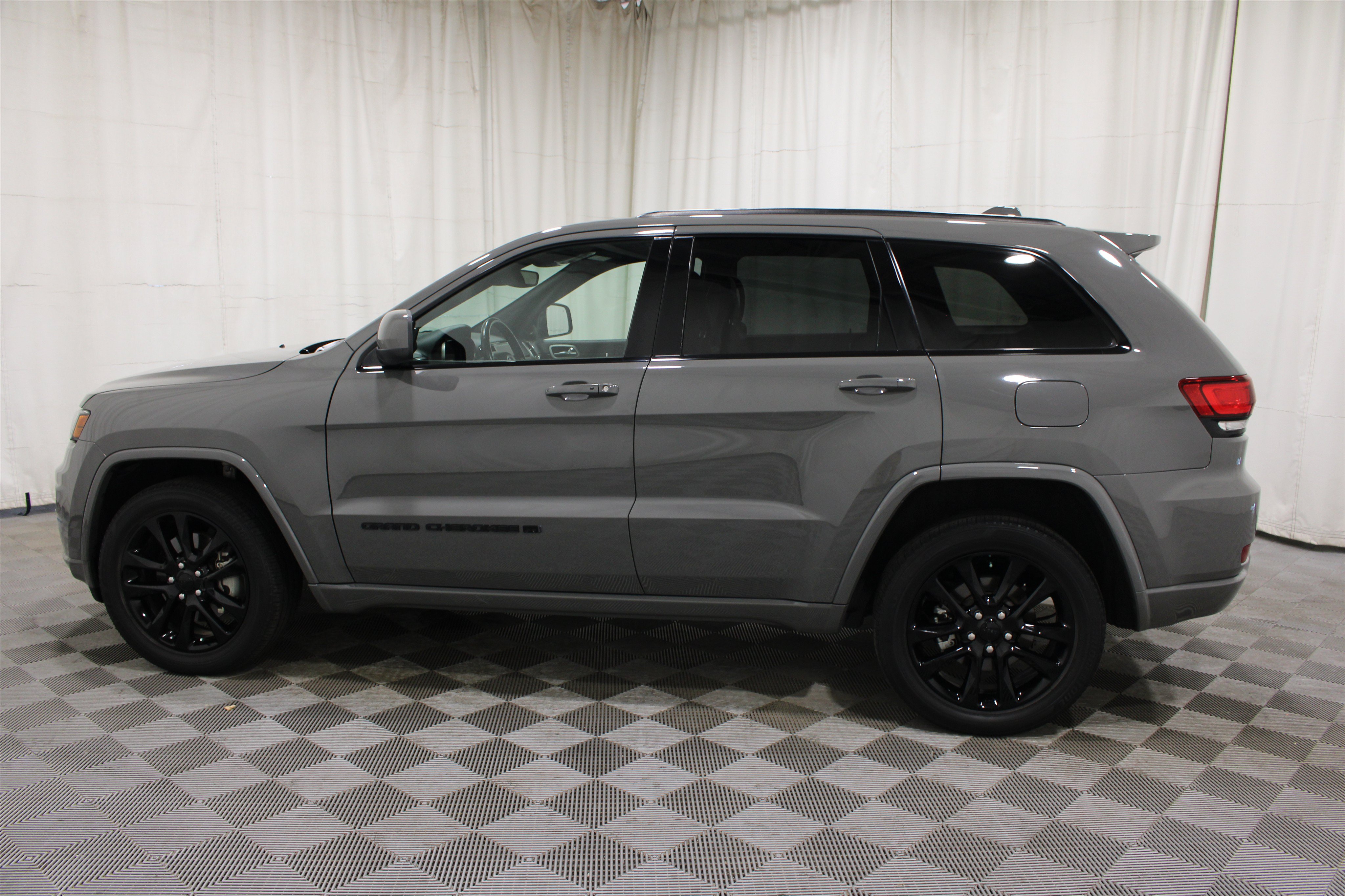 Used 2022 Jeep Grand Cherokee Laredo X AWD/4WD image 34