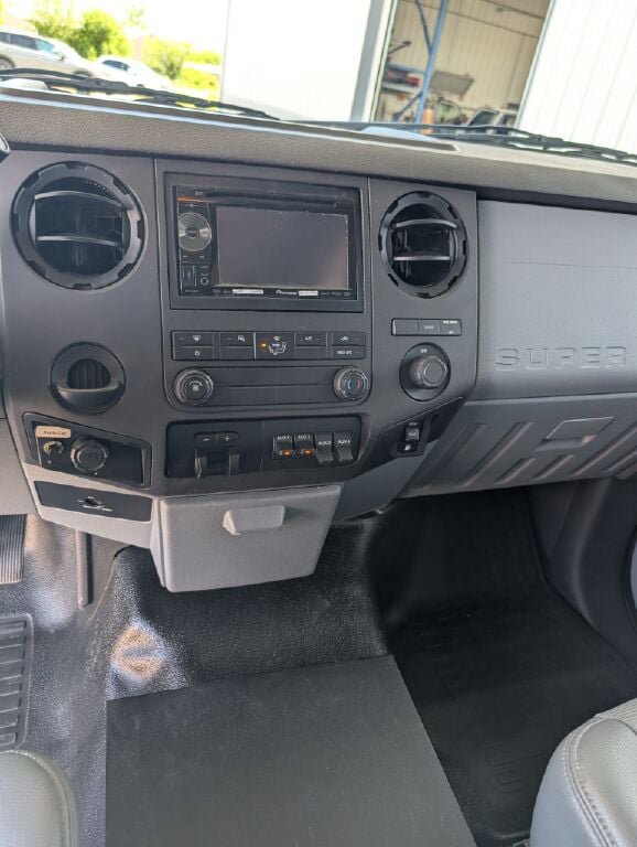 Used 2014 Ford F550 2WD Regular Cab Super Duty image 36