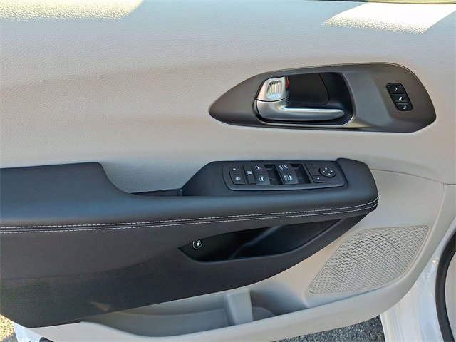 Used 2024 Chrysler Pacifica Select image 10