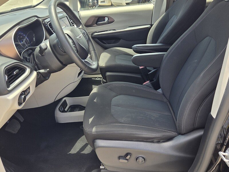 Certified 2023 Chrysler Voyager LX FWD image 9