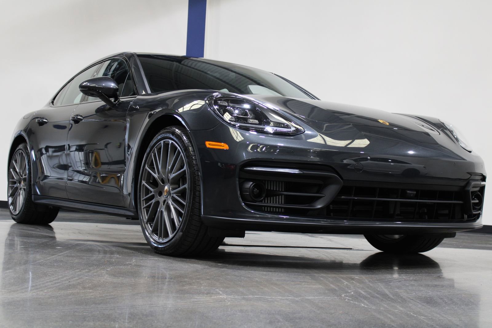 Used 2023 Porsche Panamera Platinum Edition image 3