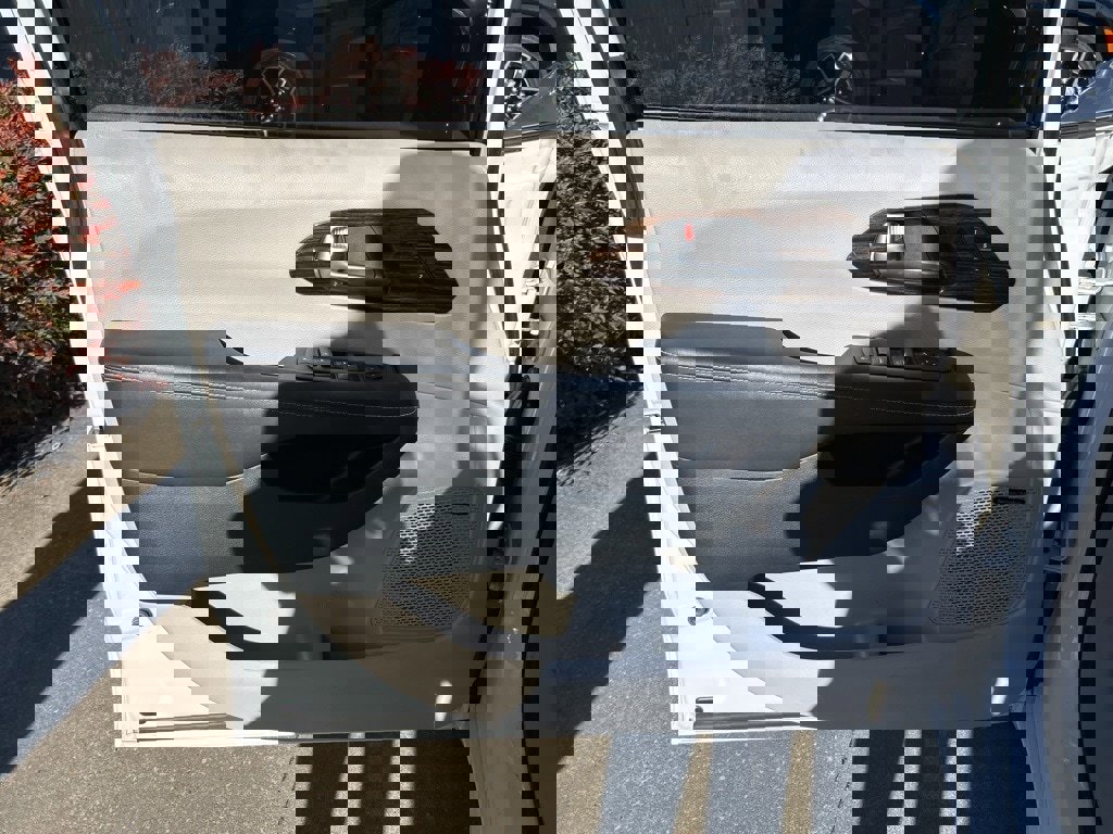 Used 2023 Chrysler Pacifica Limited w/ Uconnect Theater Family Group image 24