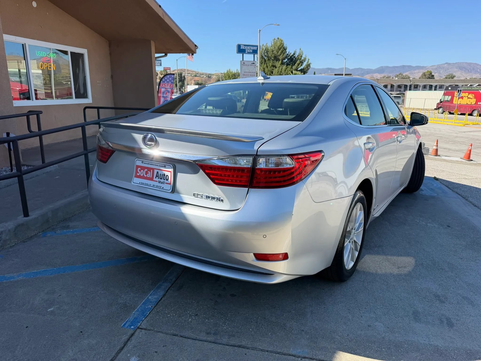 Used 2014 Lexus ES 300h w/ Premium Package w/Bamboo Trim FWD image 3