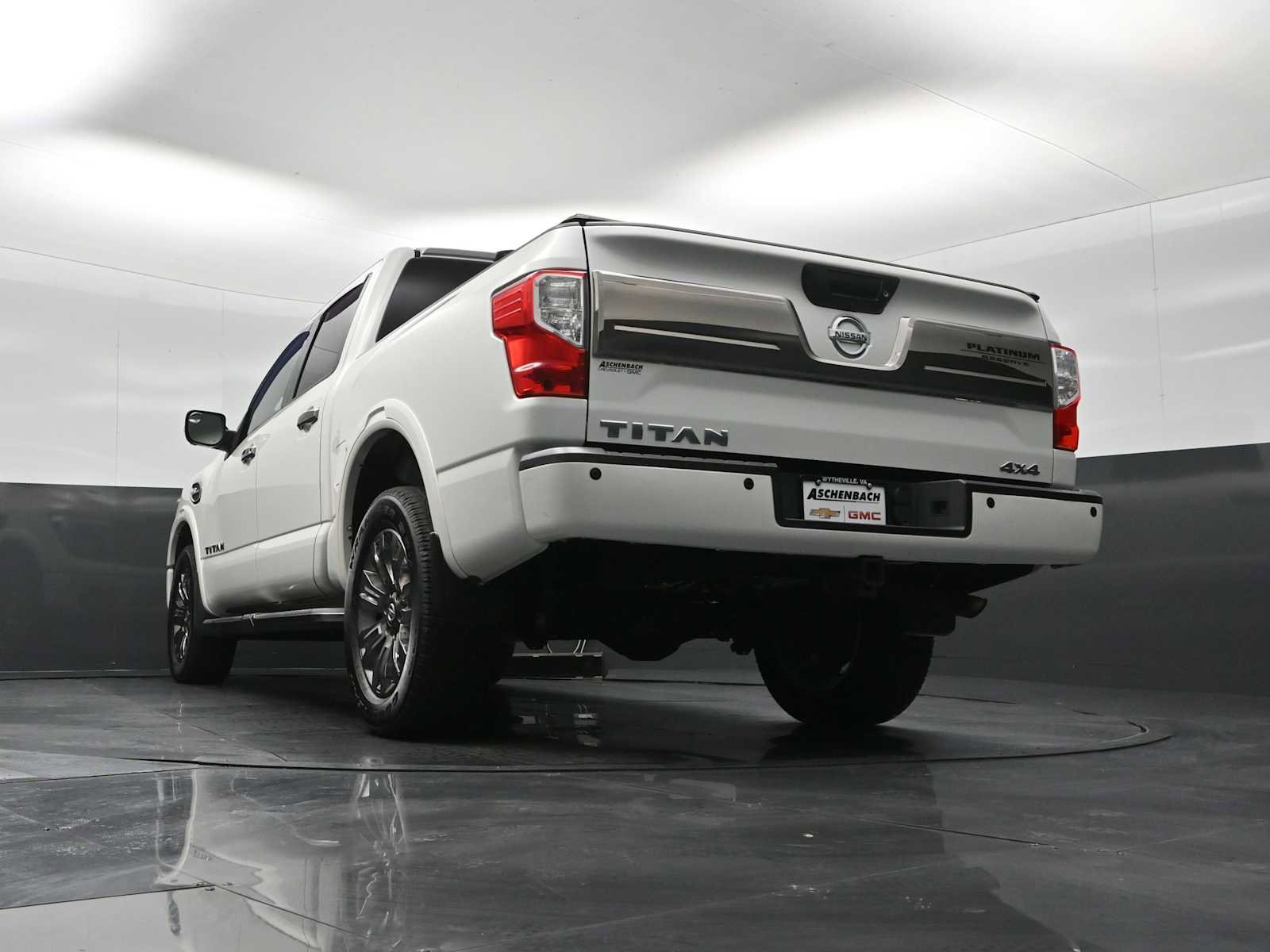 Used 2017 Nissan Titan Platinum Reserve image 27