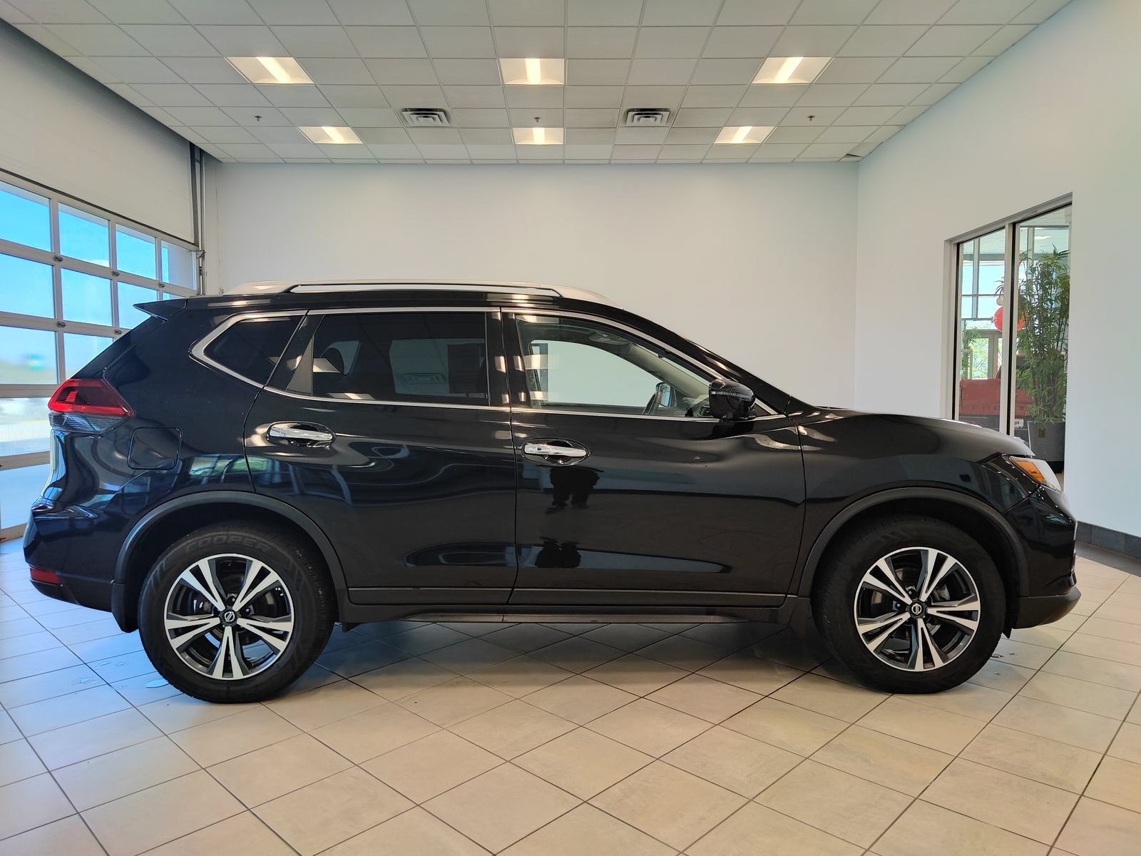 Used 2020 Nissan Rogue SV w/ Sun & Sound Touring Package AWD/4WD image 2