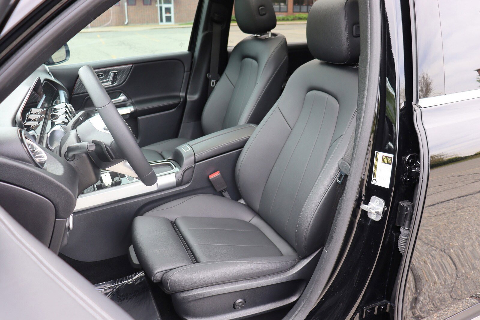 Used 2024 Mercedes-Benz GLB 250 w/ Driver Assistance Package image 12