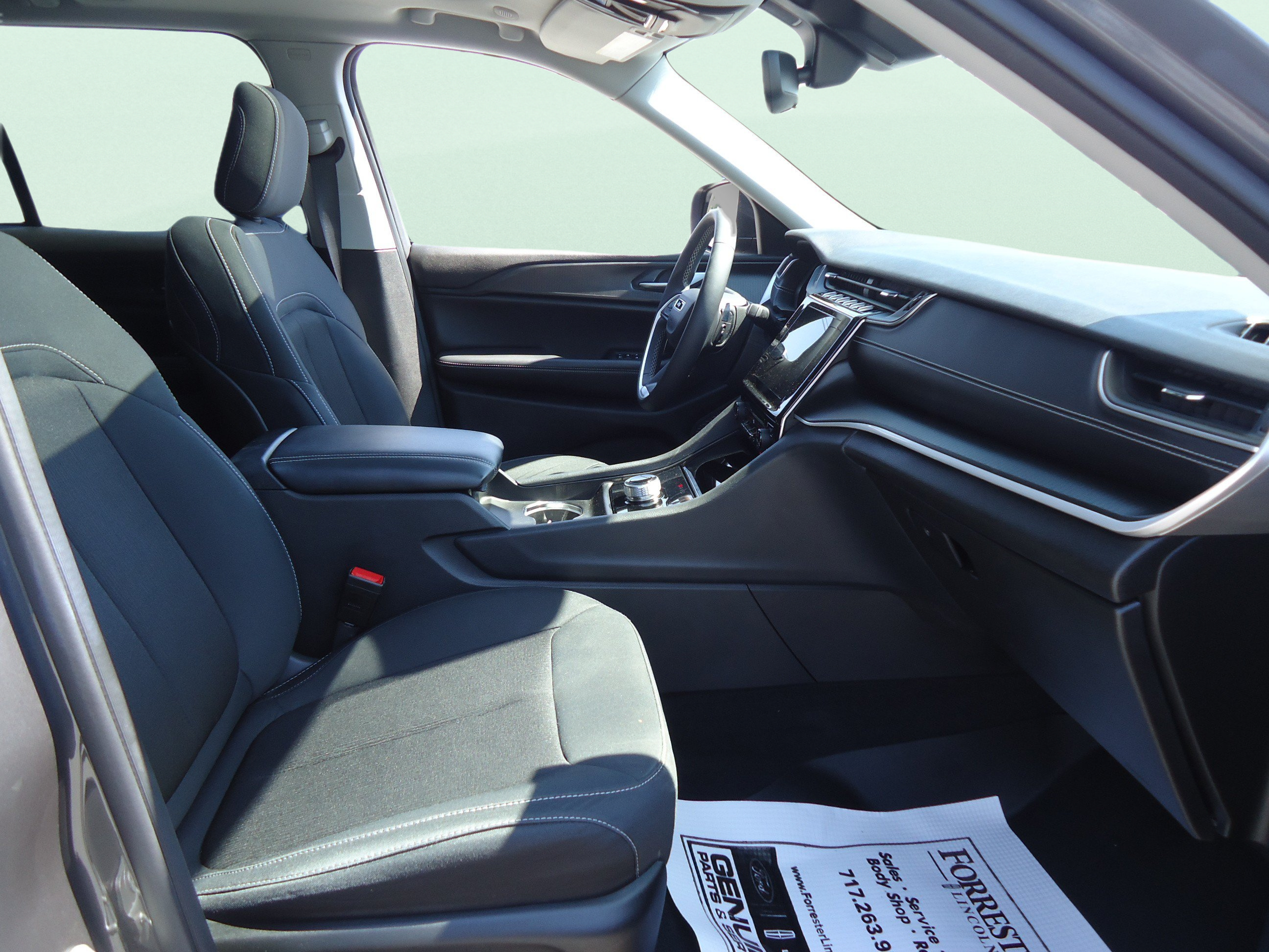 Used 2023 Jeep Grand Cherokee Laredo X AWD/4WD image 24