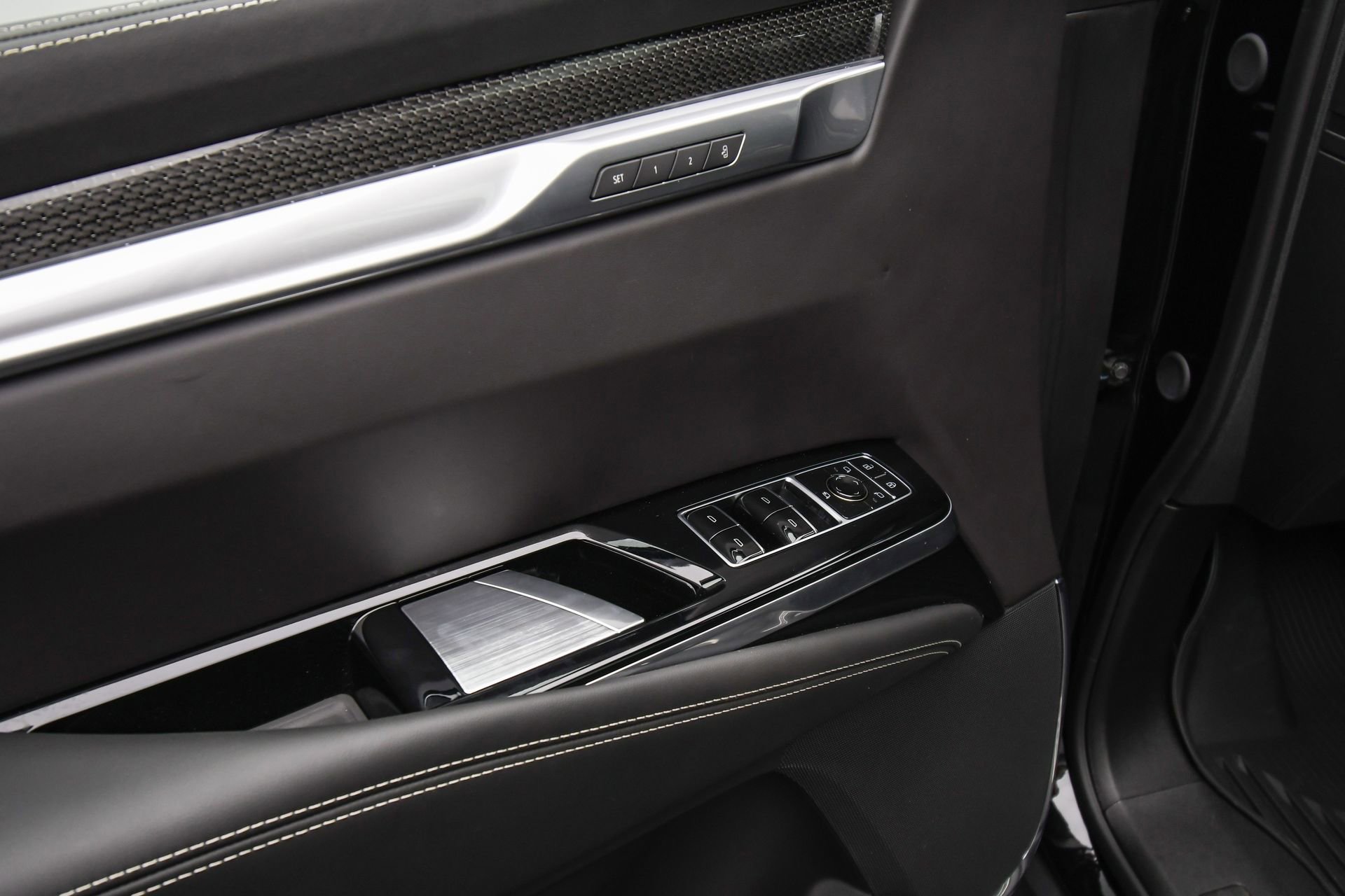 Used 2025 Cadillac Escalade V w/ LPO, ONYX Package image 52