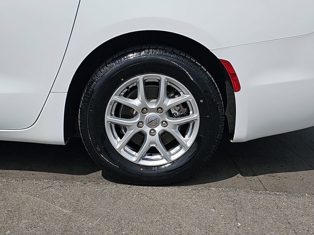 Used 2023 Chrysler Pacifica Touring-L image 36