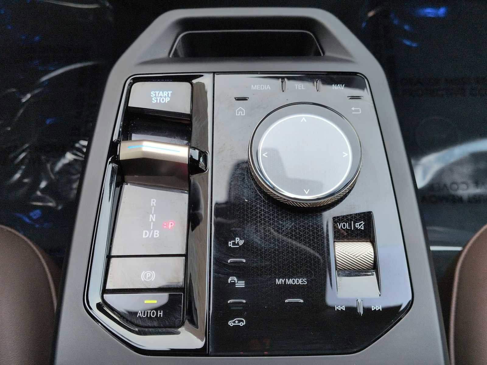 Certified 2025 BMW iX xDrive50 w/ Premium Package image 34